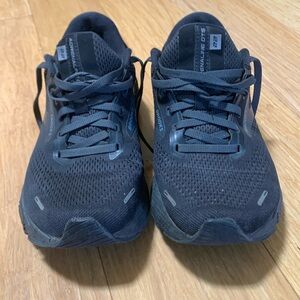 Women’s Brooks Adrenaline GTS 22, size 10, Black.
